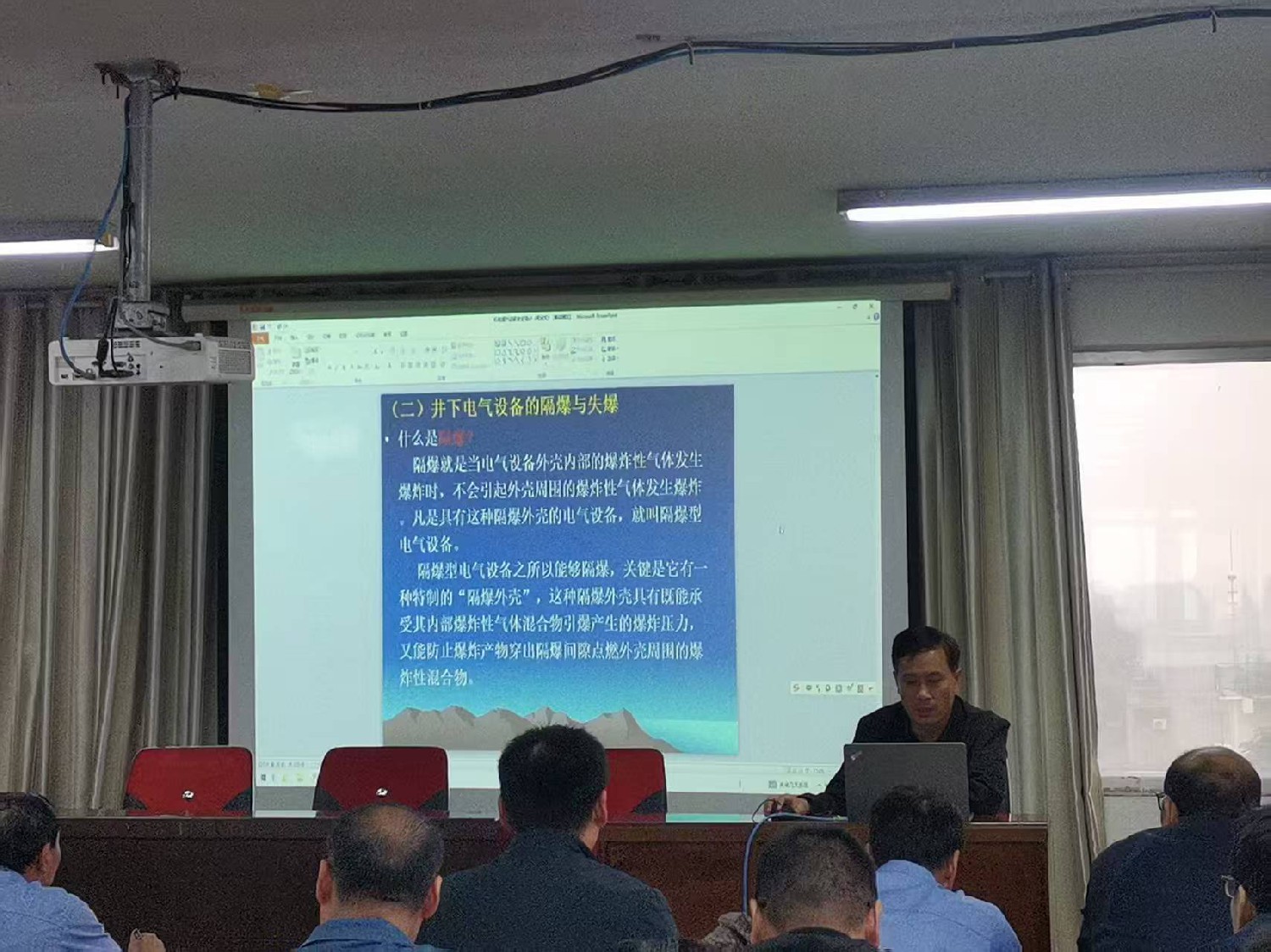 東大煤礦開(kāi)展機(jī)電維修人員專(zhuān)項(xiàng)培訓(xùn)