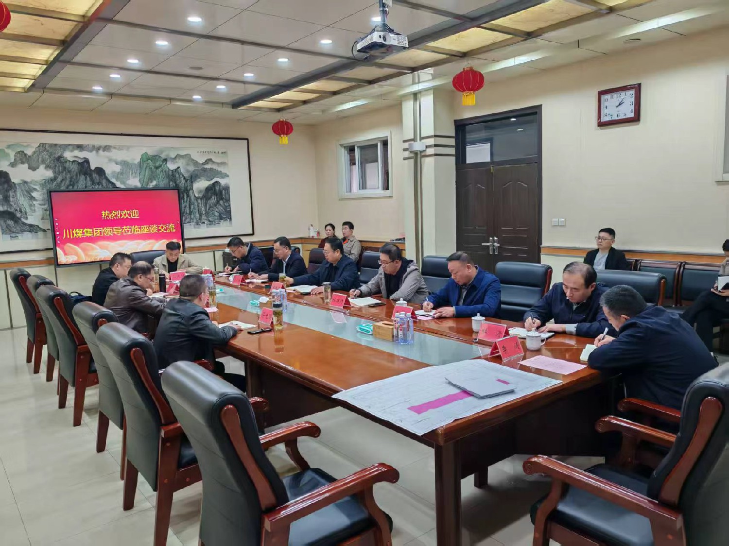 川煤集團(tuán)到東大煤礦開(kāi)展16煤極薄煤層開(kāi)采交流座談
