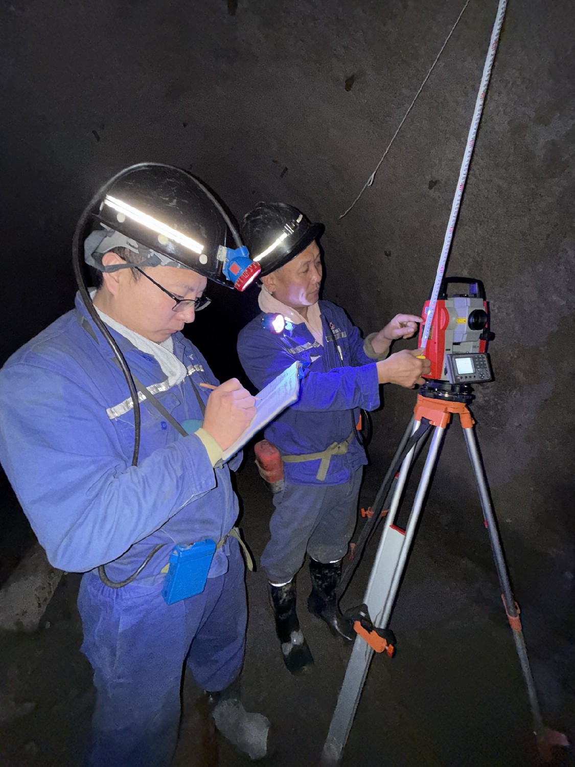 級索煤礦測量班全站儀實現(xiàn)調(diào)向巷道極致精準貫通