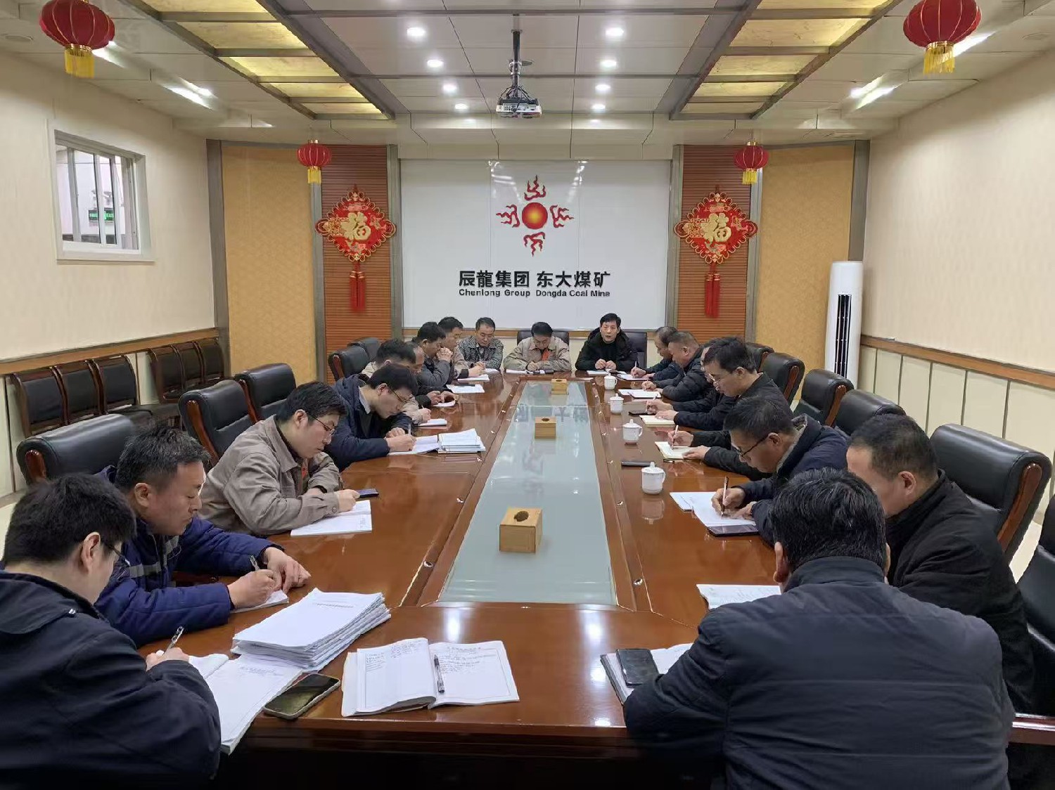 東大煤礦召開16煤產(chǎn)能提升專題研討會議