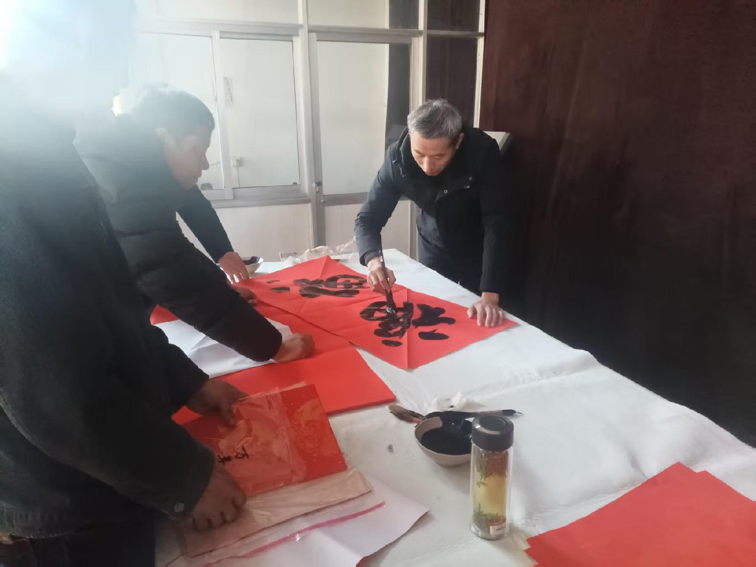 級(jí)索煤礦開展“寫春聯(lián) 送祝?！被顒?dòng)